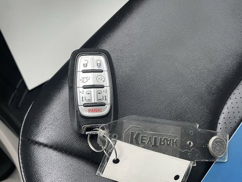 Used 2024 Chrysler Pacifica Touring-L image 36