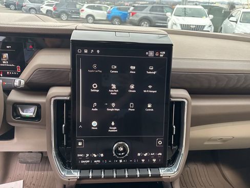 Used 2025 GMC Yukon Denali w/ Sun & Power Step Package image 18