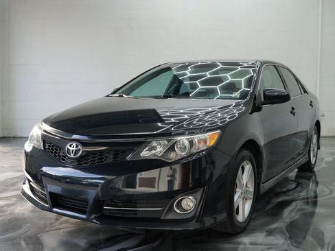 Used 2013 Toyota Camry SE w/ Leather Pkg FWD image 1