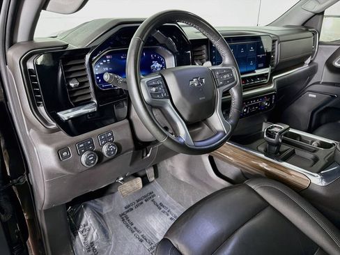 Used 2024 Chevrolet Silverado 1500 LT Trail Boss w/ LT Trail Boss Premium Package AWD/4WD image 9