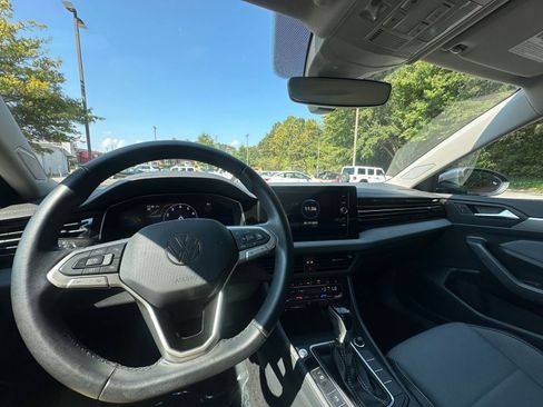 Used 2025 Volkswagen Jetta SE image 33