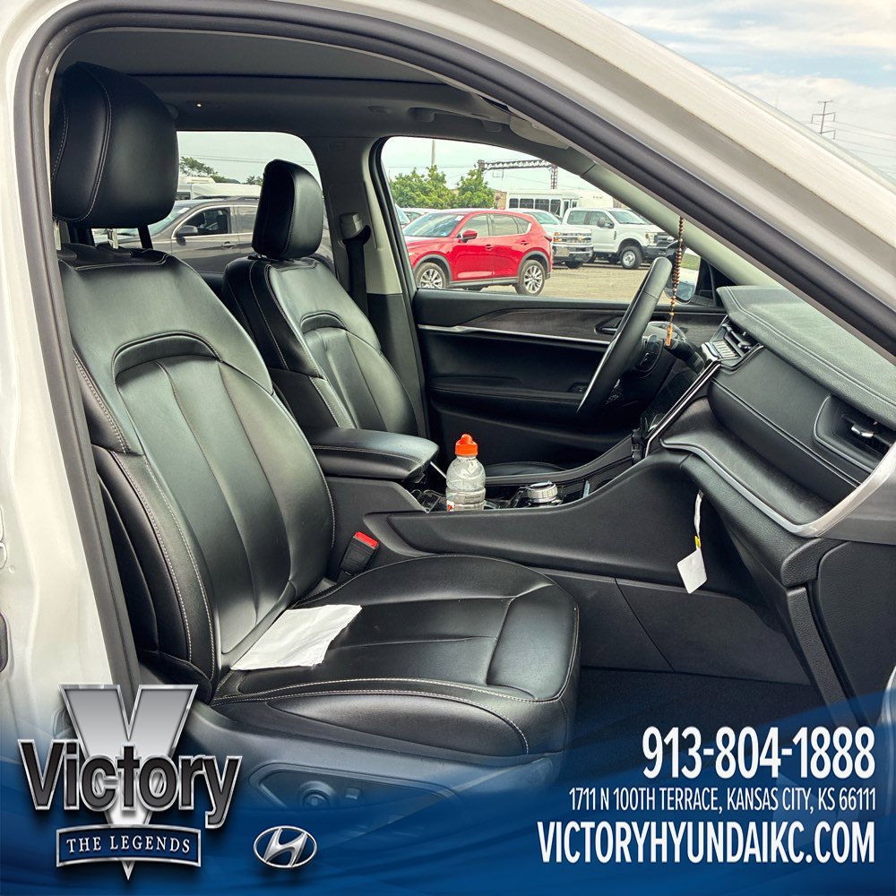 Used 2023 Jeep Grand Cherokee Limited AWD/4WD image 9