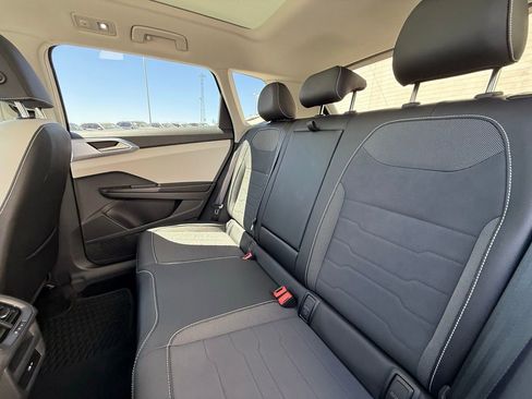 Used 2025 Volkswagen Taos SE FWD image 12