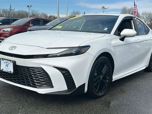 Used 2025 Toyota Camry SE w/ Convenience Package image 3