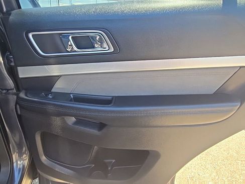Used 2017 Ford Explorer XLT w/ Equipment Group 202A AWD/4WD image 29