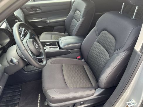 Used 2025 Nissan Pathfinder SV FWD image 39