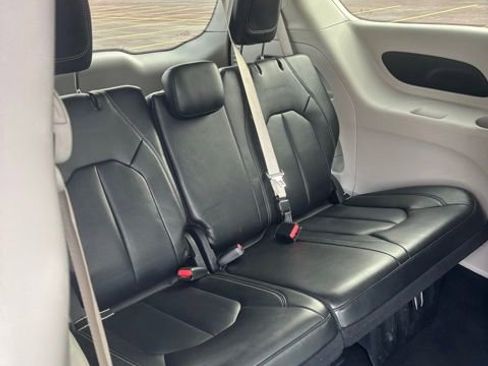 Used 2024 Chrysler Pacifica Touring-L image 17