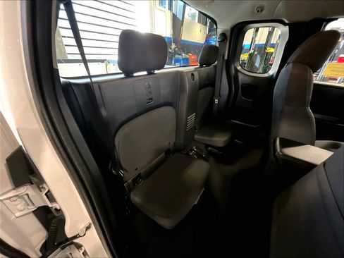 Used 2025 Nissan Frontier SV image 16