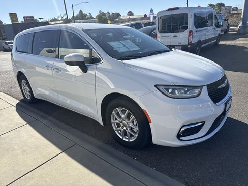 Used 2023 Chrysler Pacifica Touring-L FWD image 7