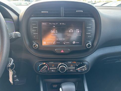 Used 2025 Kia Soul LX w/ LX Technology Package FWD image 14