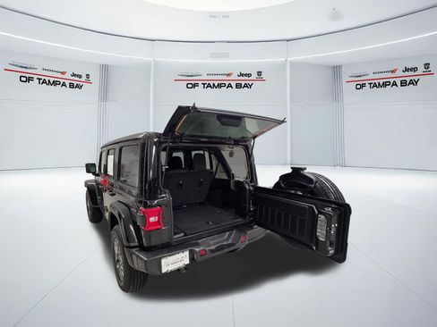 Used 2025 Jeep Wrangler Unlimited Sahara AWD/4WD image 35