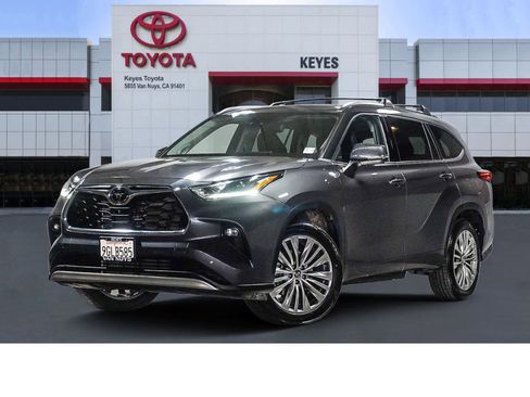Used 2023 Toyota Highlander Platinum FWD image 1