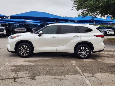Used 2021 Toyota Highlander XLE FWD image 3