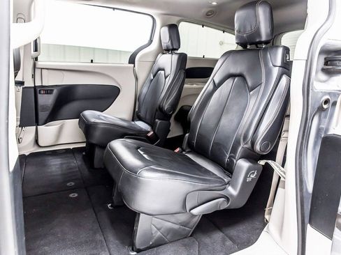 Used 2020 Chrysler Pacifica Touring-L image 30