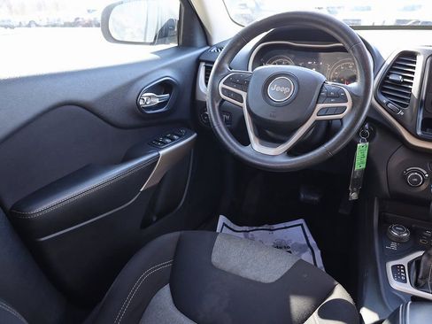 Used 2018 Jeep Cherokee Latitude AWD/4WD image 18