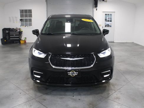 Used 2024 Chrysler Pacifica Touring-L image 3