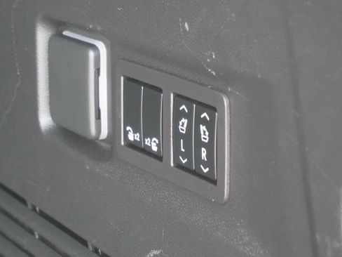 Used 2023 GMC Yukon SLT w/ SLT Luxury Package AWD/4WD image 13