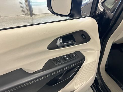 Used 2023 Chrysler Pacifica Touring-L FWD image 14