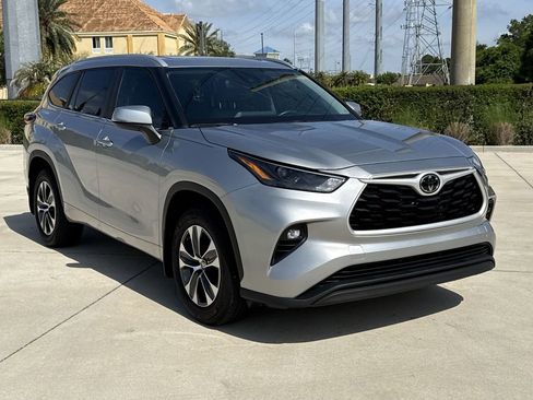 Used 2024 Toyota Highlander XLE FWD image 12