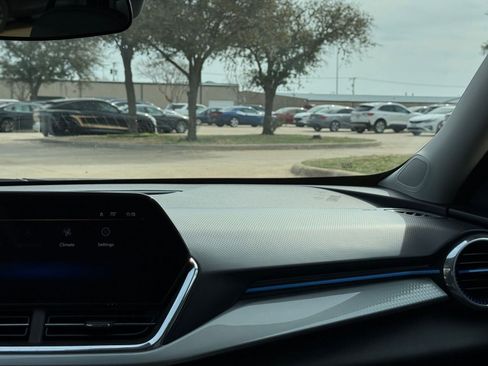 Used 2025 Chevrolet Trax LT image 35