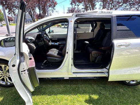 Used 2021 Toyota Sienna Platinum FWD image 21