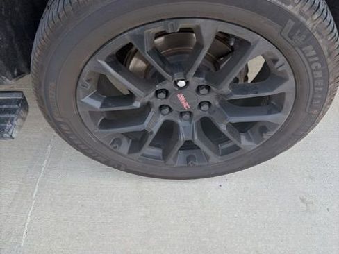 Used 2022 GMC Yukon Denali w/ Denali Premium Package RWD image 5