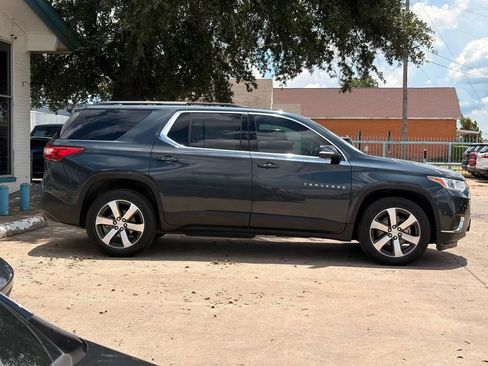 Used 2019 Chevrolet Traverse LT w/ LT Premium Package FWD image 2