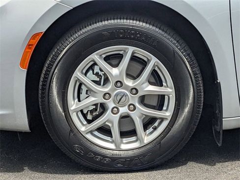 Used 2023 Chrysler Pacifica Touring image 30