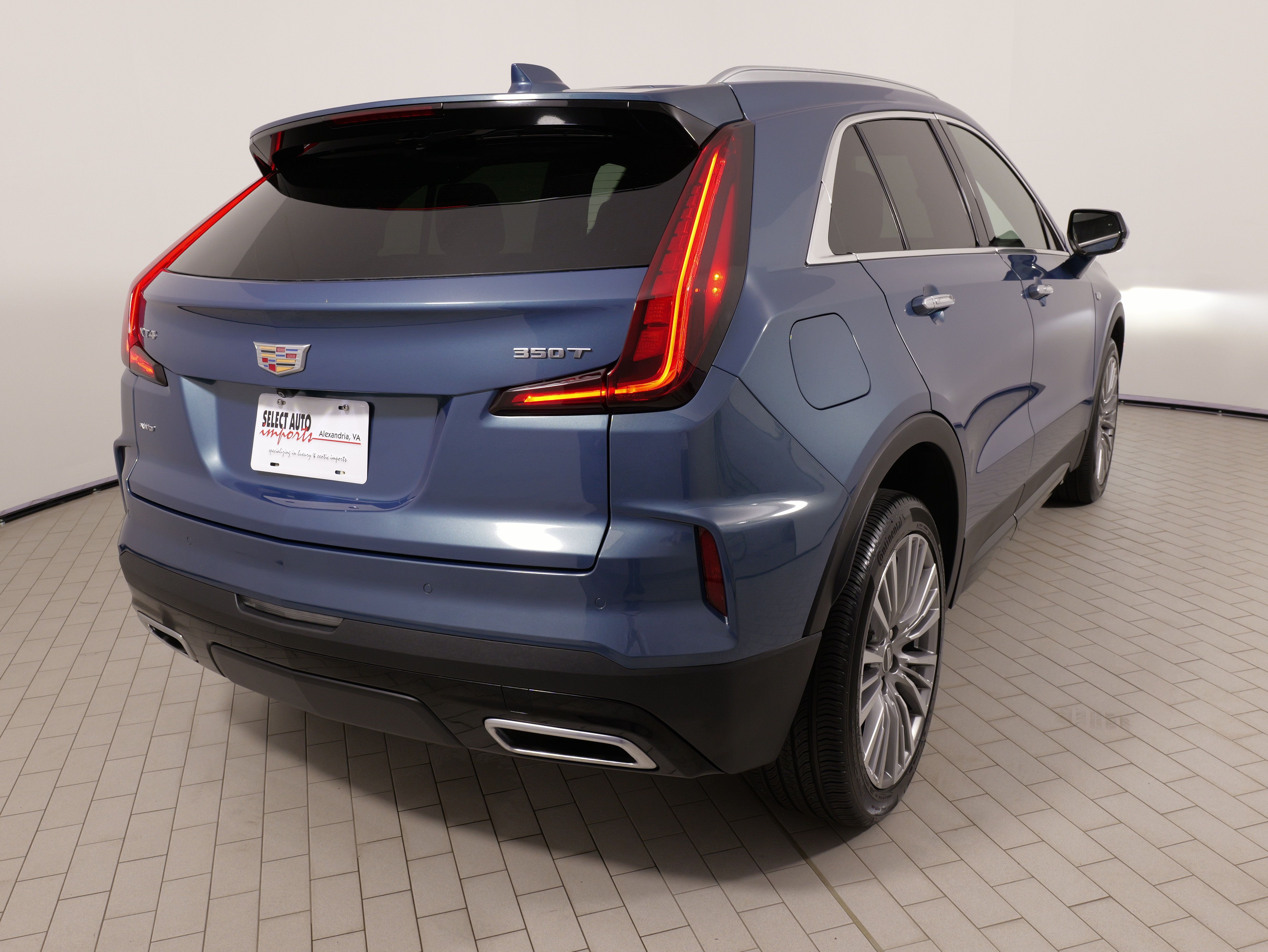 Used 2024 Cadillac XT4 Premium Luxury w/ Cold Weather Package AWD/4WD image 13