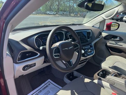 Used 2020 Chrysler Pacifica Touring w/ Advanced Safetytec Group FWD image 29