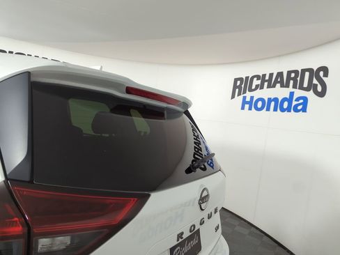 Used 2024 Nissan Rogue SV FWD image 31
