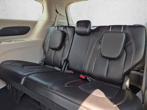 Used 2023 Chrysler Pacifica Touring-L FWD image 18