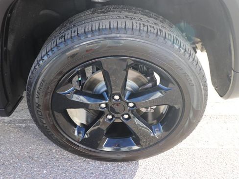 Used 2023 Jeep Grand Cherokee Limited w/ Black Appearance Package image 16