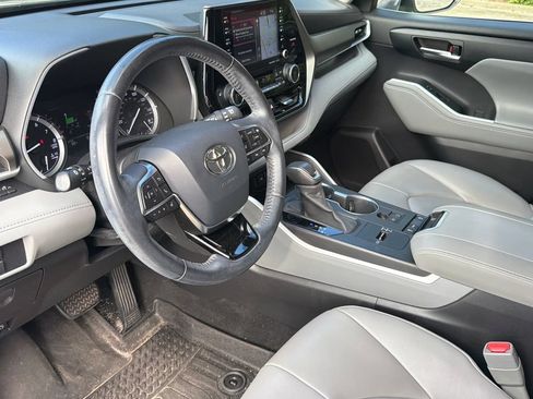 Used 2020 Toyota Highlander XLE FWD image 4