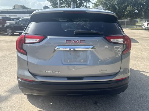 Used 2023 GMC Terrain SLE w/ Driver Convenience Package FWD image 2