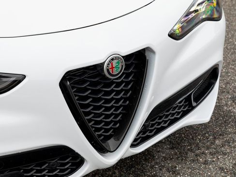 Used 2024 Alfa Romeo Stelvio Veloce image 9