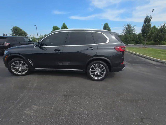 Used 2022 BMW X5 xDrive40i w/ Executive Package AWD/4WD image 2