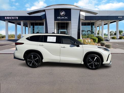 Used 2021 Toyota Highlander XSE image 2