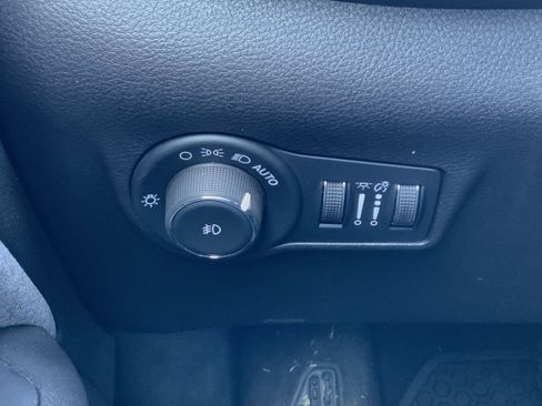Used 2025 Jeep Compass Latitude w/ Sun & Sound Group AWD/4WD image 31