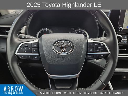 Used 2025 Toyota Highlander LE FWD image 27