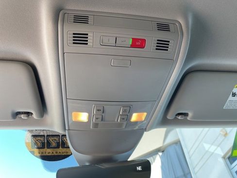 Used 2022 Volkswagen Taos SEL image 18