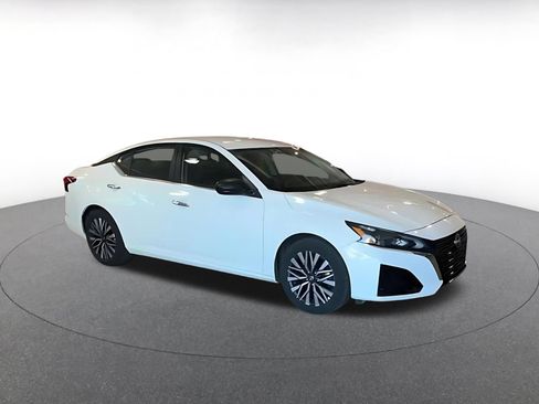 Used 2025 Nissan Altima 2.5 SV FWD image 2