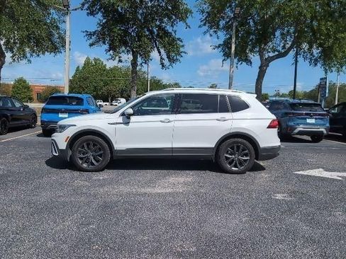 Used 2022 Volkswagen Tiguan SE w/ Panoramic Sunroof Package FWD image 3