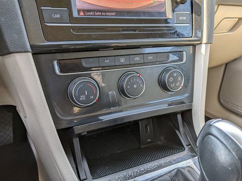 Used 2018 Volkswagen Golf S image 18