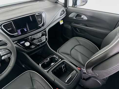 New 2026 Chrysler Pacifica Limited w/ S Appearance Package FWD image 31