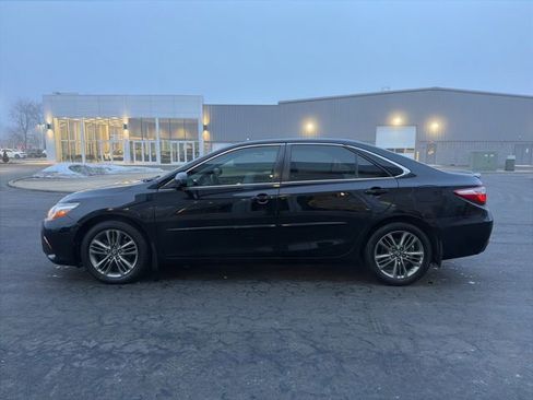 Used 2017 Toyota Camry SE w/ Moonroof Package image 4