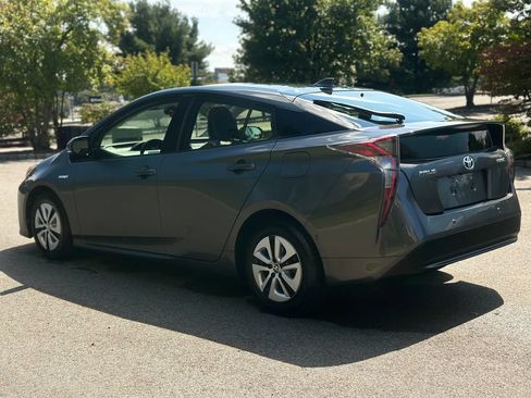 Used 2017 Toyota Prius Three FWD image 5
