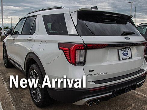 Used 2025 Ford Explorer Platinum w/ Ultimate Package AWD/4WD image 2