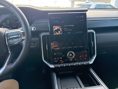 Used 2025 GMC Acadia Elevation image 19