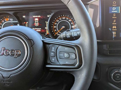 Used 2025 Jeep Wrangler Willys image 14